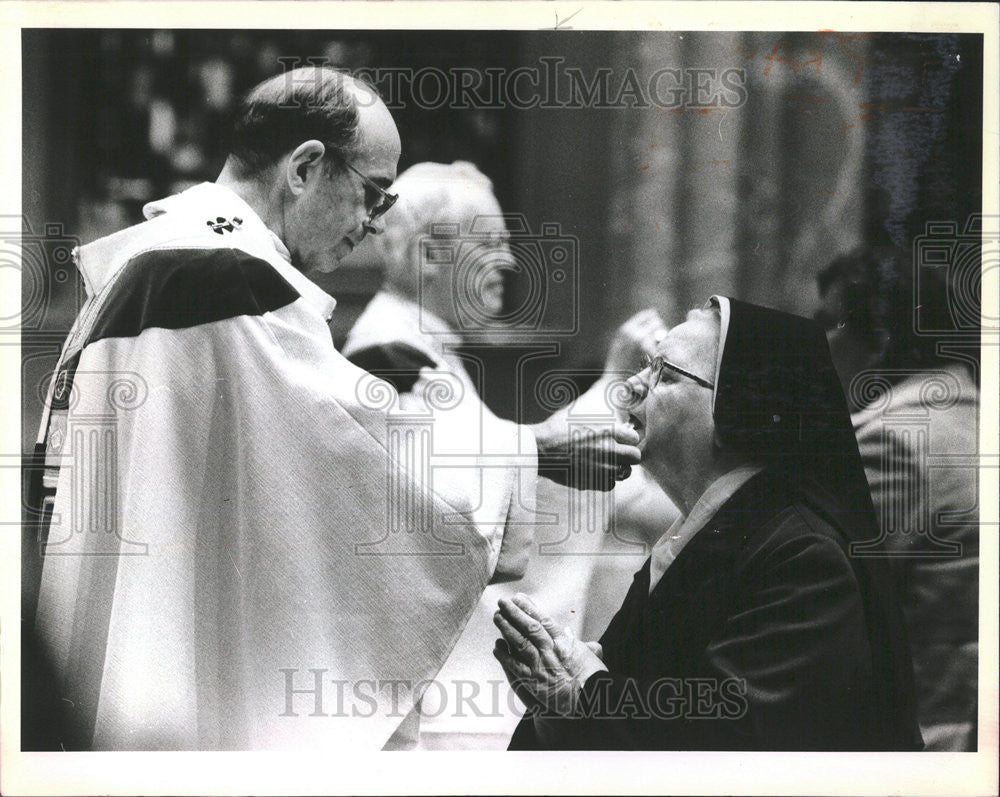 1984 Press Photo Cardinal Joseph Bernardin communion nun Easter mass Holy Name - Historic Images