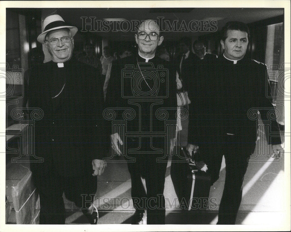 1984 Press Photo Cardinal Bernardin Arrive Ohare Airport Poland Roman Catholic - Historic Images