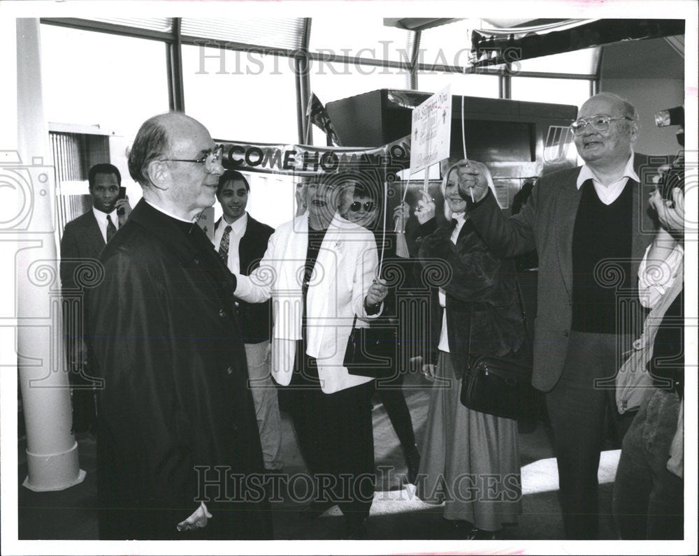 1991 Press Photo Backers greet Joseph Cardinal Bernardin O&#39;Hare Airport bishop - Historic Images