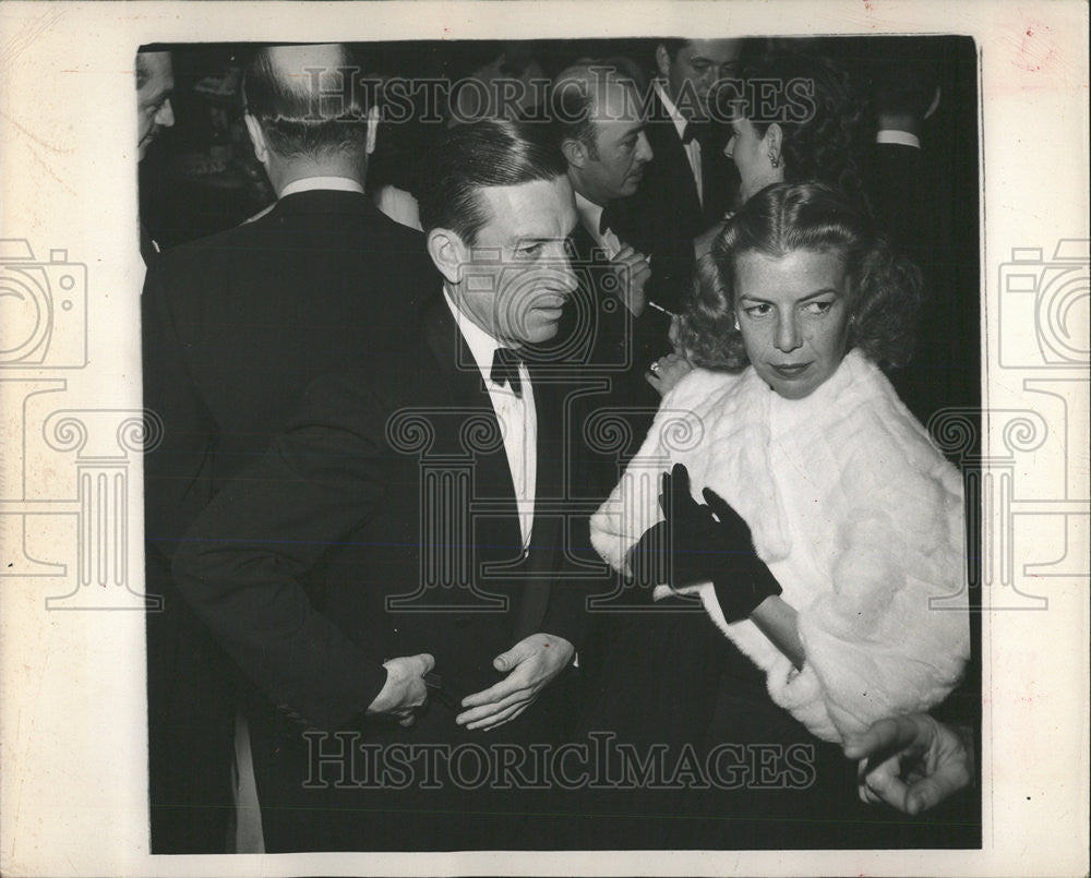 1948 Press Photo Hoagy Carmichael missus Stardust Road Composer Bright Light - Historic Images