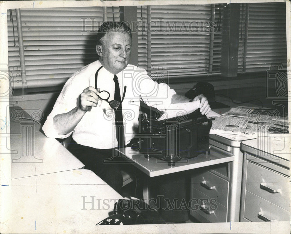 1960 Press Photo John P. Carmichael (Columnist) - Historic Images