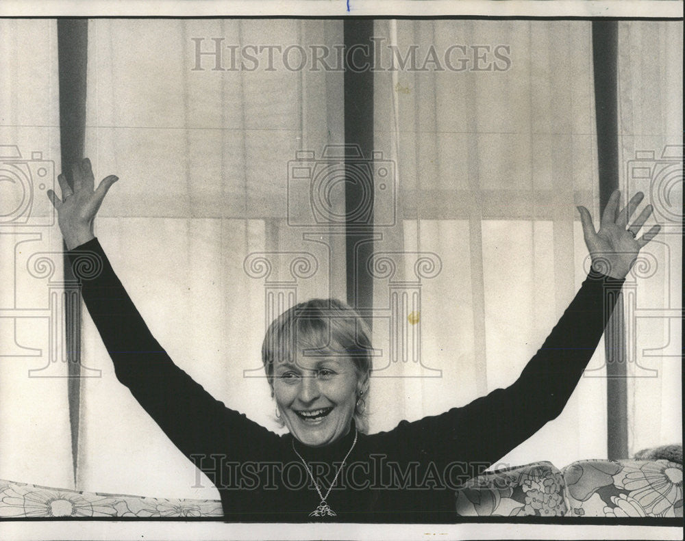 1974 Press Photo Mrs Schaibley raises her arms in a gesture of freedom - Historic Images