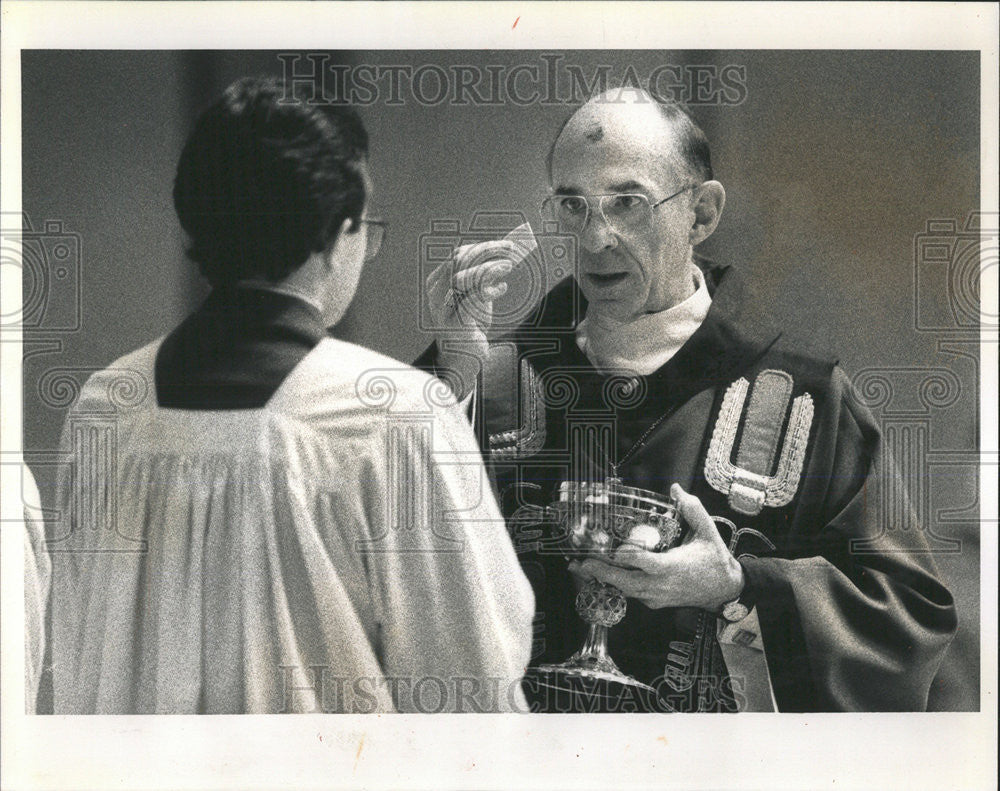 1991 Press Photo Joseph Cardinal Bernardin Communion Ash Wednesday Mass Holy - Historic Images