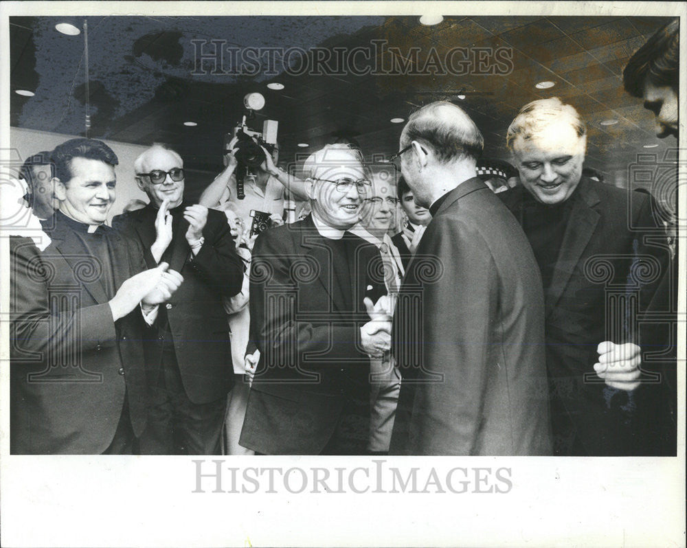 1982 Press Photo Father James Roache Far Watch ITimothy Lyon Church - Historic Images