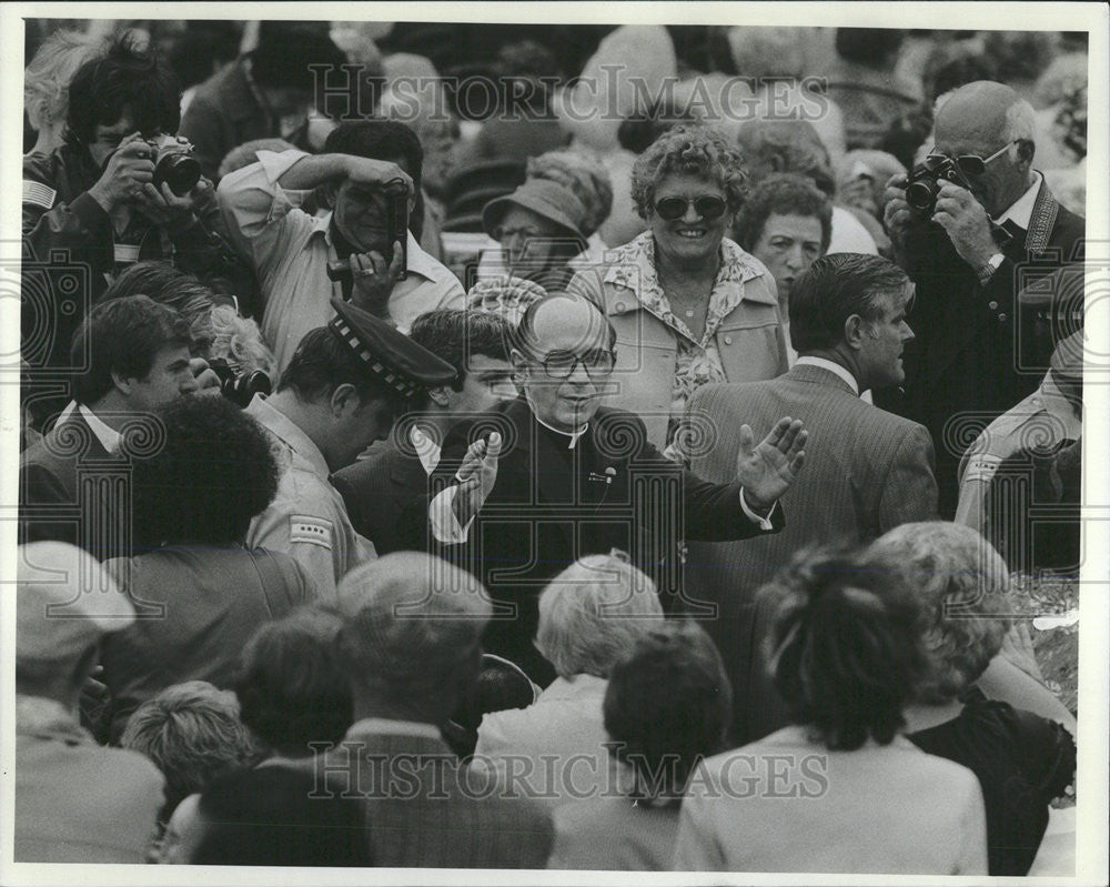 1982 Press Photo Archbishop Bernardin Pass Crowd mass Perry Riddle - Historic Images