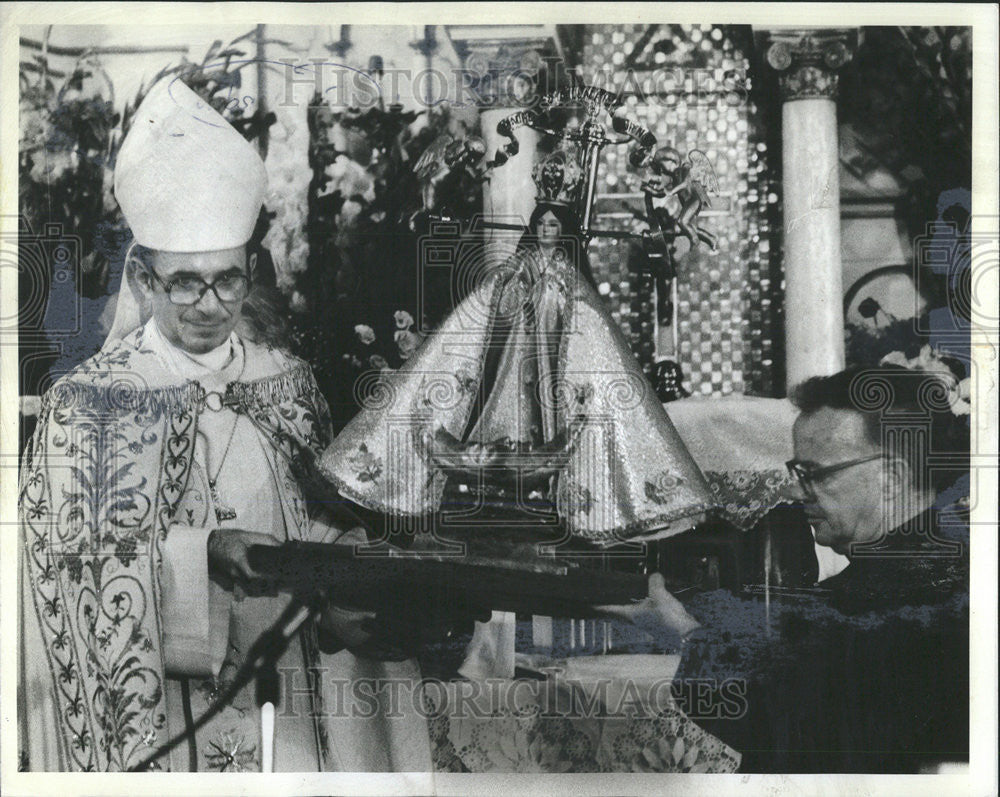 1982 Press Photo Archbishop Bernardin helps carry Statue of Our Lady of San Juan - Historic Images