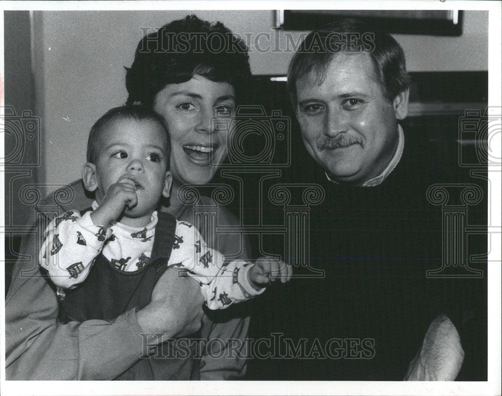 1991 Press Photo Cindy Berkeley with Her Husband Steve and Their Son Brian. - Historic Images