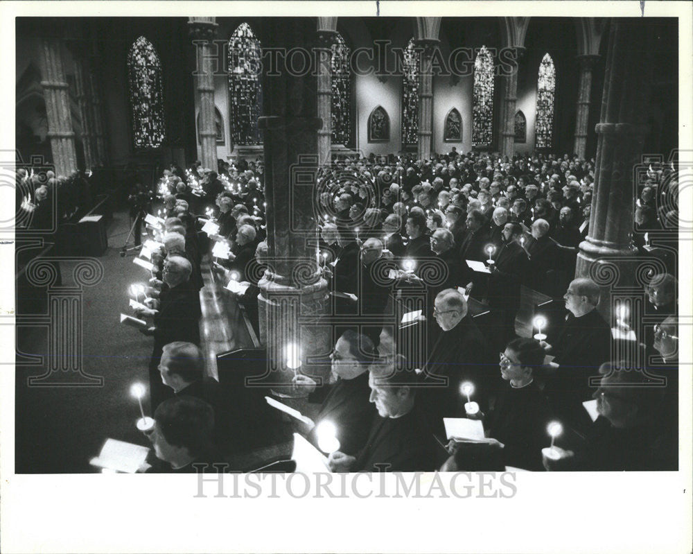 1982 Press Photo Archbishop Joseph L.Bernardin acknowledges the crowd. - Historic Images