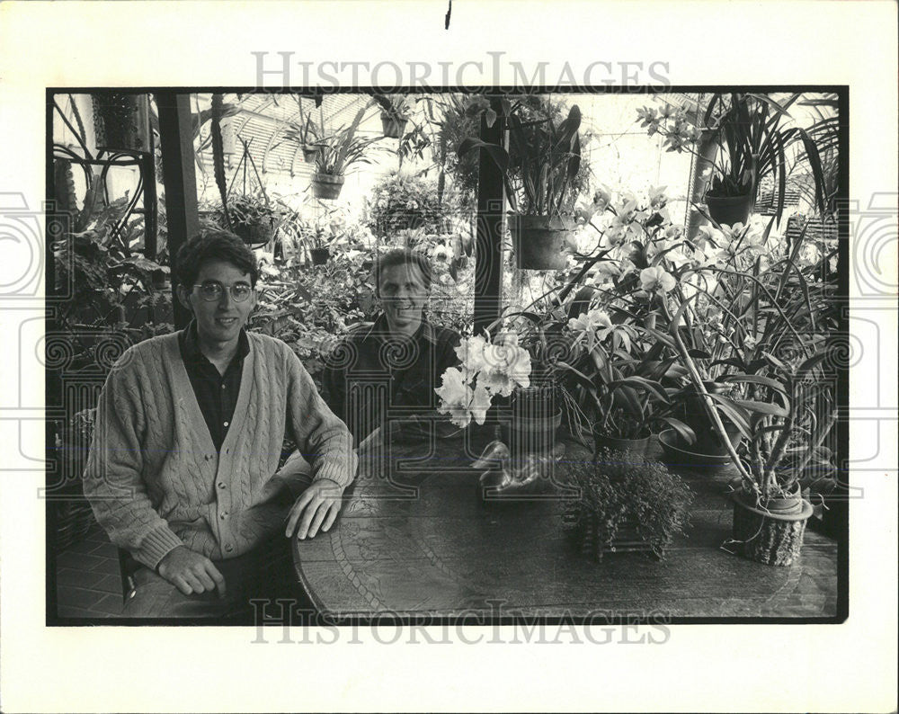 1989 Press Photo Craig Bergamann James Grigsby Wilmette garden center Illinois - Historic Images