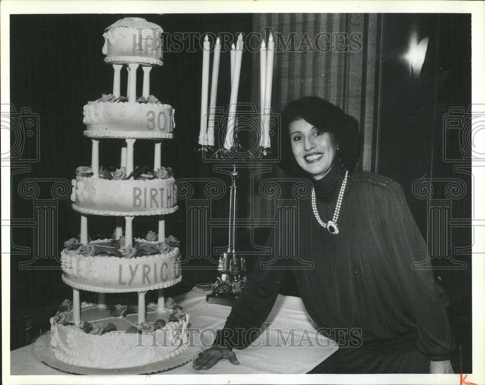 1984 Press Photo Mrs Barbara Bermudez Lyric Opera Guild Board Directors cake - Historic Images