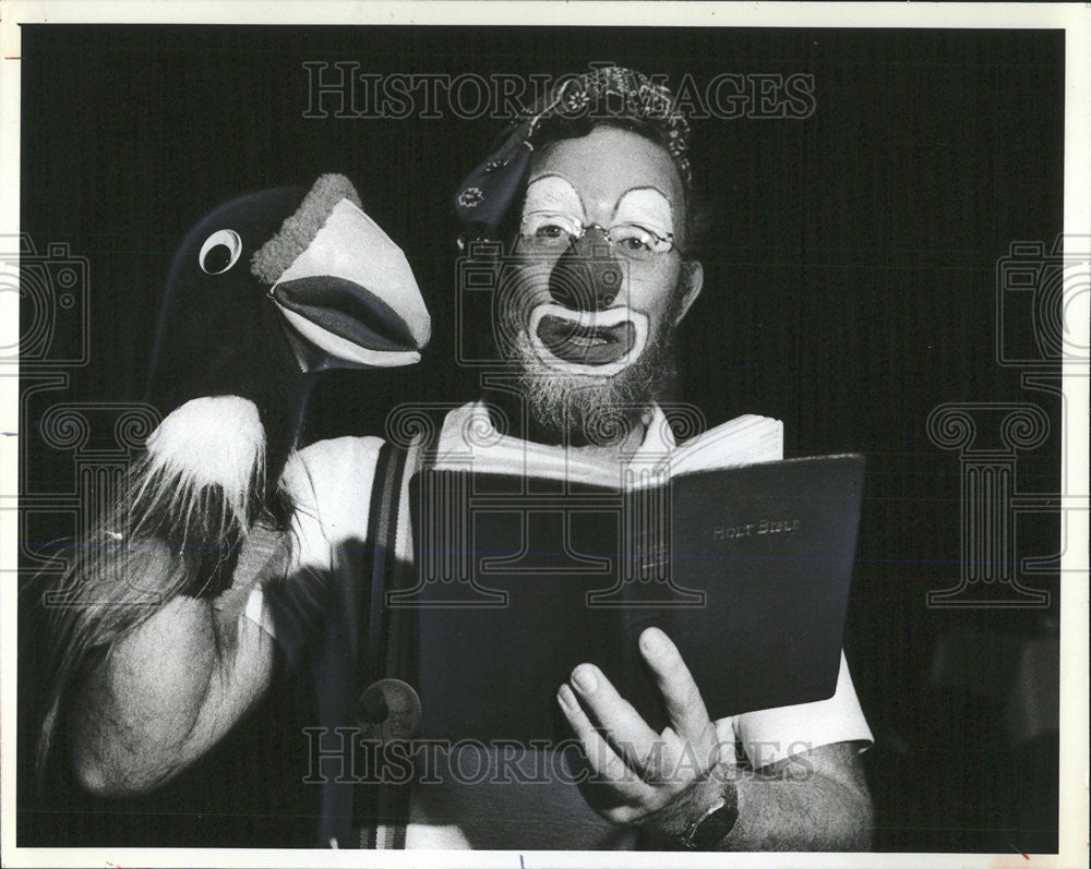 1982 Press Photo Rev Fred Berchtold Bird Puppet Methodist Church - Historic Images