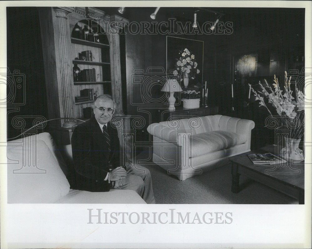 1983 Press Photo Chicago Antique Art Dealer Mike Bell - Historic Images