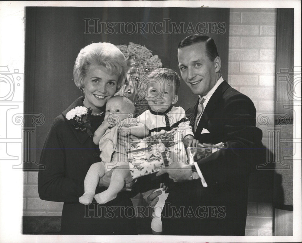 1965 Press Photo Bradley Miss Lee Philip Bill Bell Christmas CBS Television - Historic Images