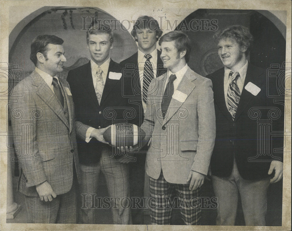 1975 Press Photo The Daily News Football Dinner Editor Taylor Bell Roger Hewlett - Historic Images