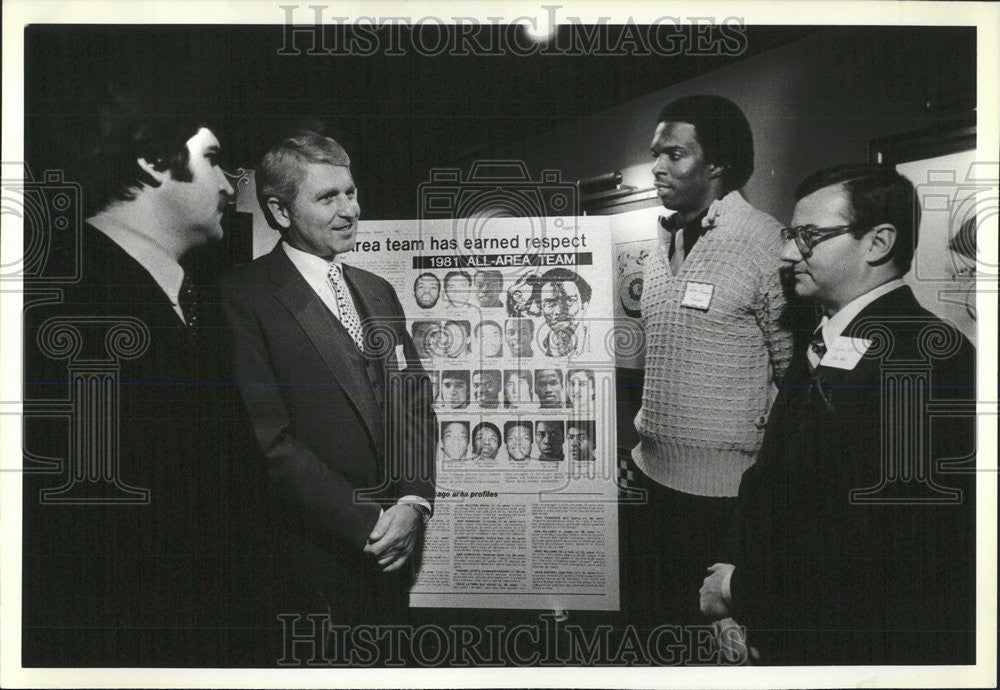 1981 Press Photo Marty Kaiser Olson Taylor Bell Discuss Area Team - Historic Images