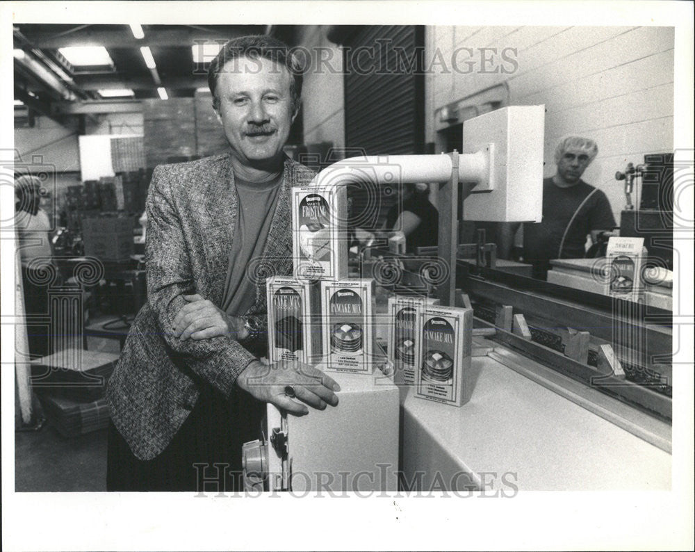 1989 Press Photo Steve Bernard president consumer products manufacturing plant - Historic Images