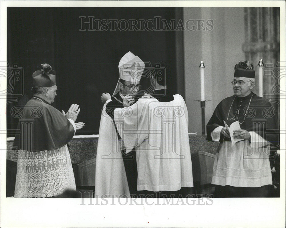 1982 Press Photo Archbishop Bernardin Receive Vestment Miter Chicago - Historic Images