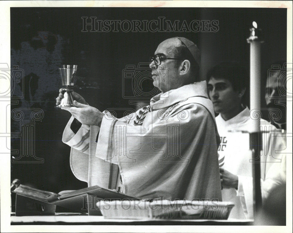 1982 Press Photo Holy Name Cathedral Archbishop Joseph Bernardin chalice - Historic Images