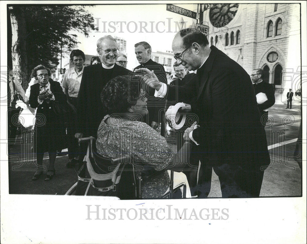 1982 Press Photo Archbishop Joseph Bernardin Timothy Lyne Mass Women Wheelchair - Historic Images