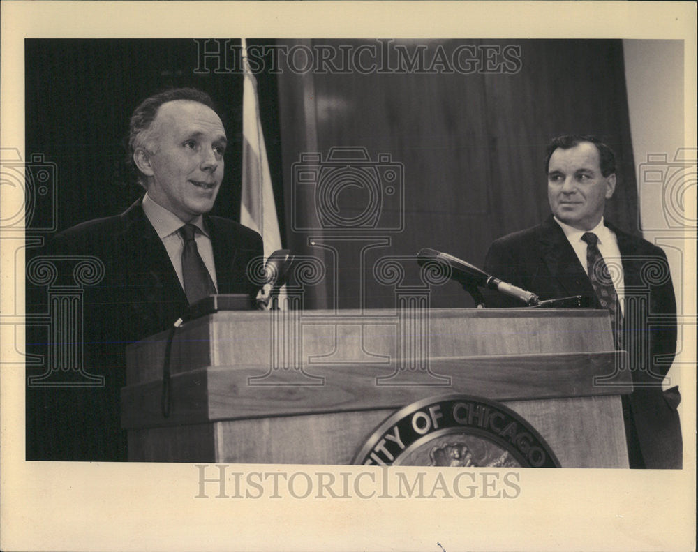 1993 Press Photo Mayor Daley political protocol departing Chicago Charles ward - Historic Images