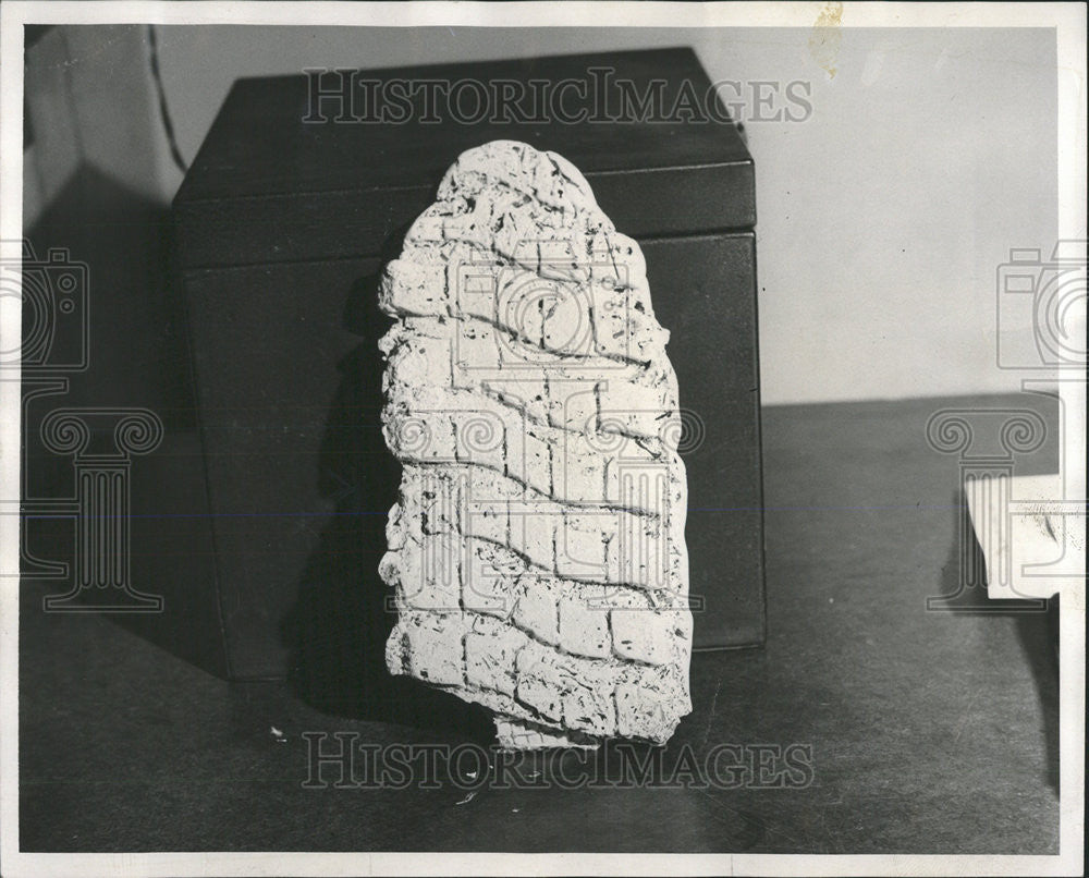 1952 Press Photo Anna Berndt woman plaster vast Detective suitcase tire tread - Historic Images