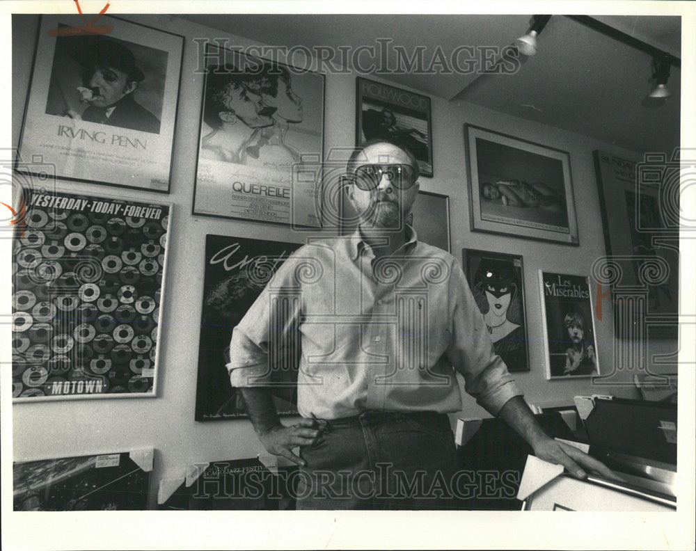 1987 Press Photo Arthur Bernberg, owner of Graphic Expectations. - Historic Images