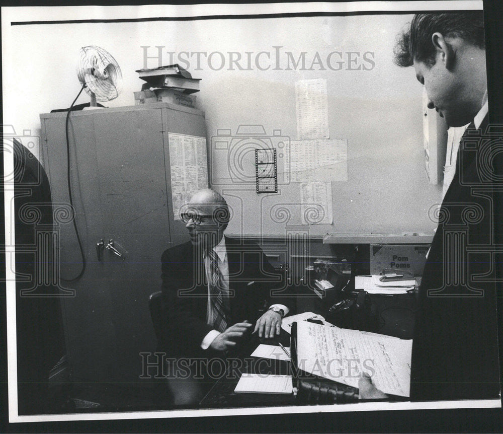 1975 Press Photo Carl Becket manager State Lake theater Office Robbery Dollars - Historic Images