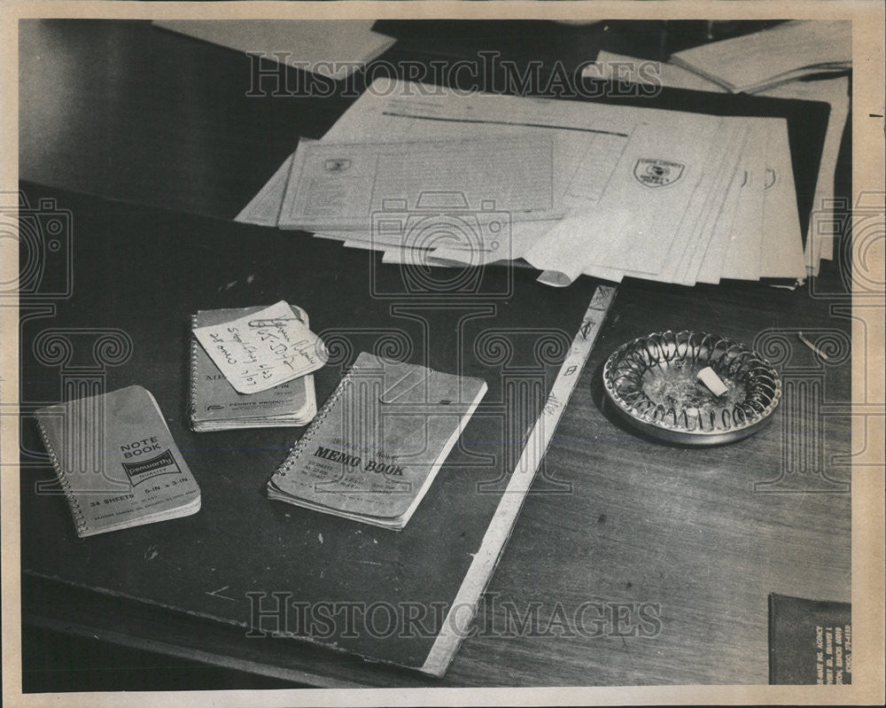 1976 Press Photo Police check notebooks Michael Curtin Car - Historic Images