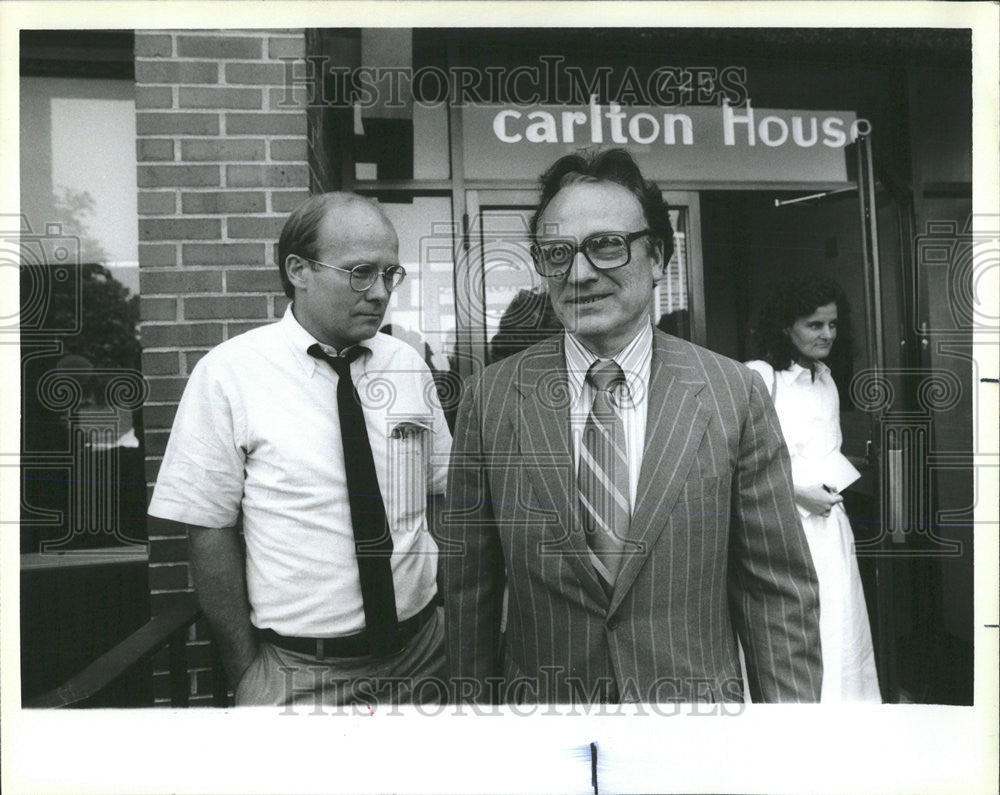 1985 Press Photo Judge Mikchael F.Czaja visits Josephine Pihoski in nursing home - Historic Images