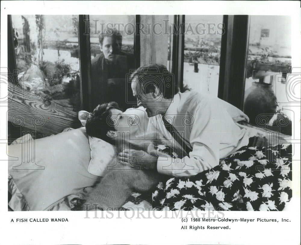 1990 Press Photo Jamie Lee Curtis Start Horror Movie Graduate Bedroom Fish Wanda - Historic Images