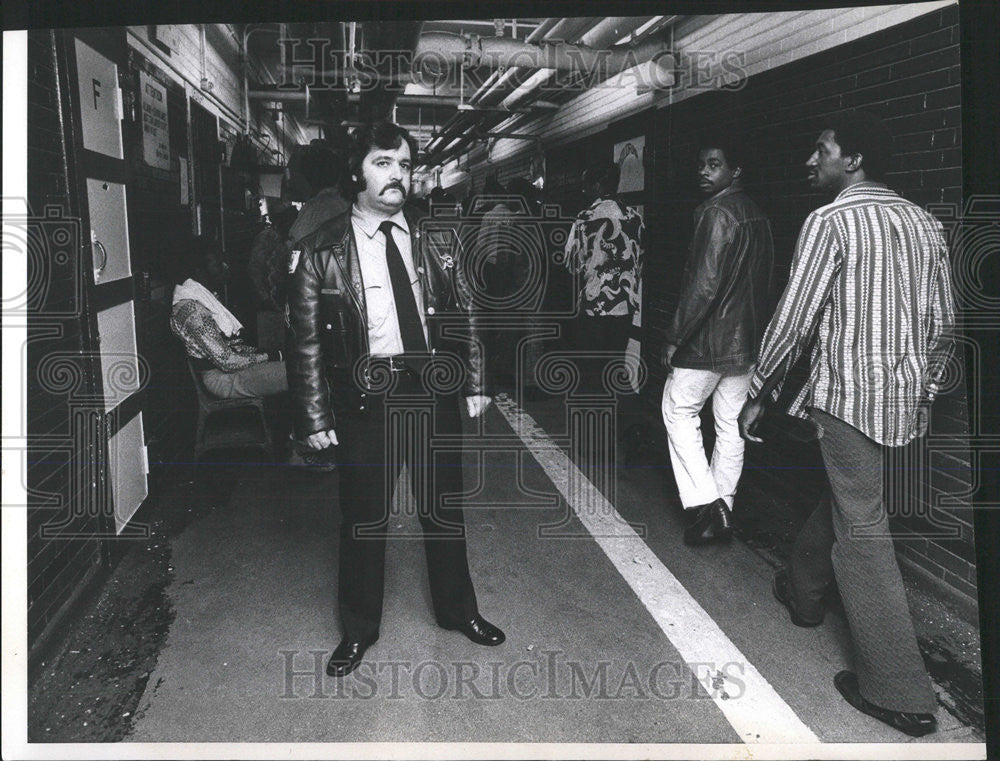 1974 Press Photo Ed Curtis County Sheriff Office Prisoner Jerry Tomaselli - Historic Images