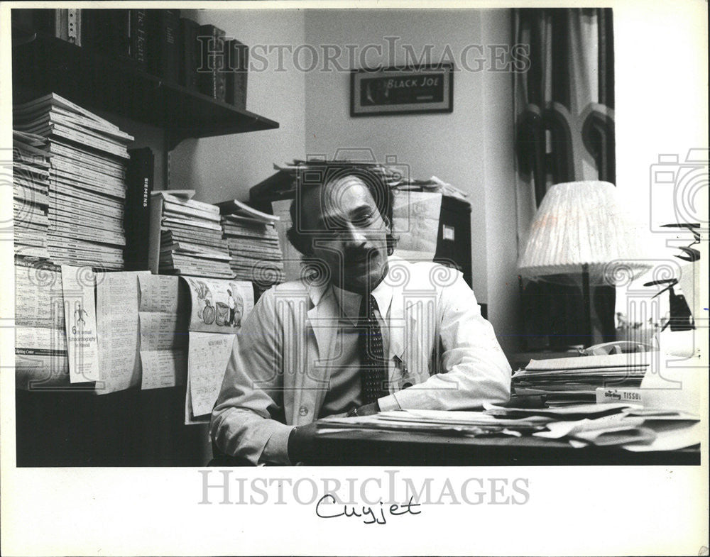 1982 Press Photo Aloysius Cuyiet nurse United hospital patients administered - Historic Images