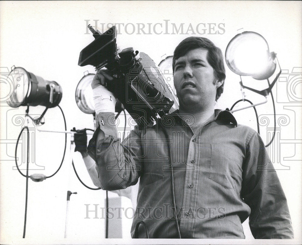 1978 Press Photo Patrick Curley producer Camera Photographer Tony Esparza. - Historic Images