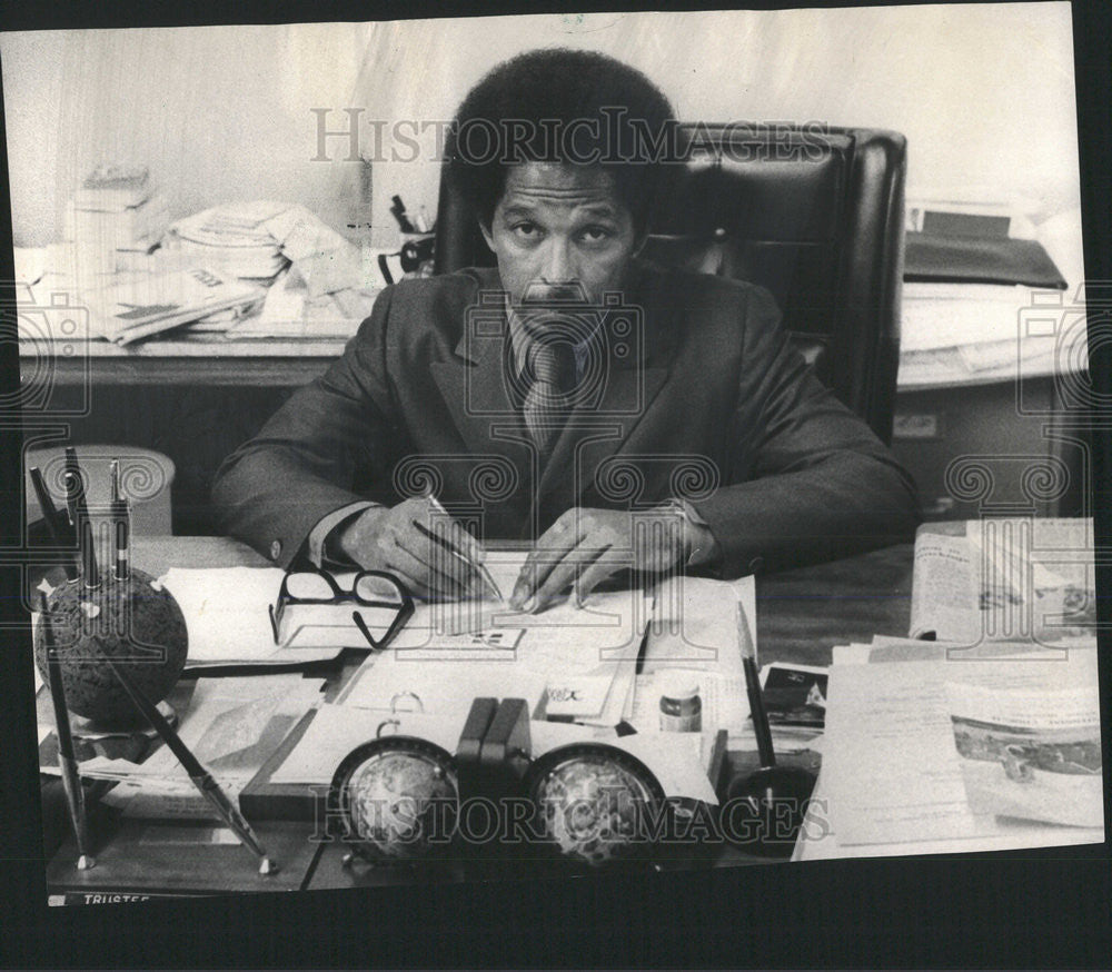 1973 Press Photo Dozier Allen Calumet Twp trustee desk public aid office Gary - Historic Images