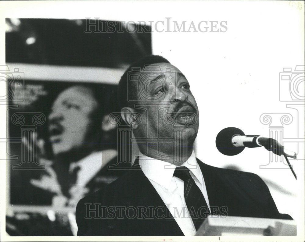 1987 Press Photo Charles Allen Bowen High School Teacher Chicago - Historic Images