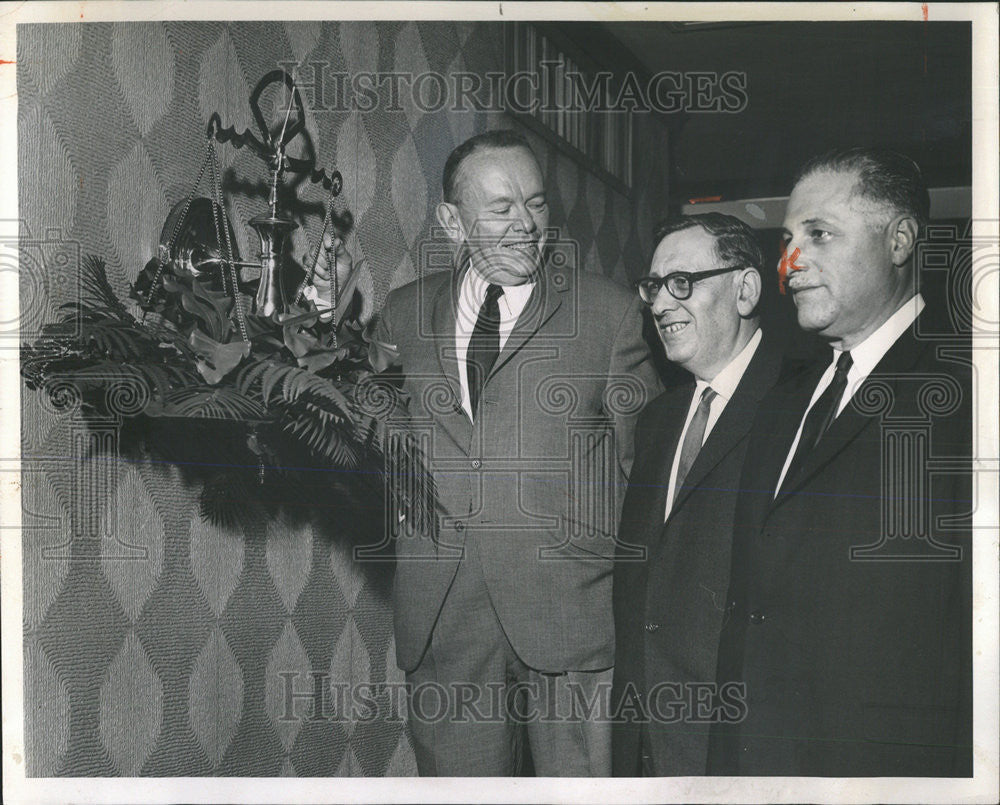 1964 Press Photo Justice Israeli Justice Agranat Alec Weinrob Meyer Balin Scale - Historic Images