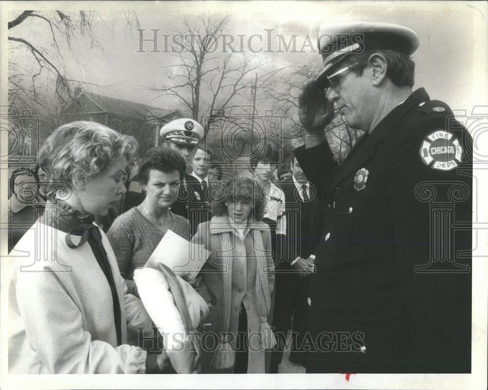 1981 Press Photo Mayor Byrne Chicago flag Richard Albert Daughter son Milwaukee - Historic Images