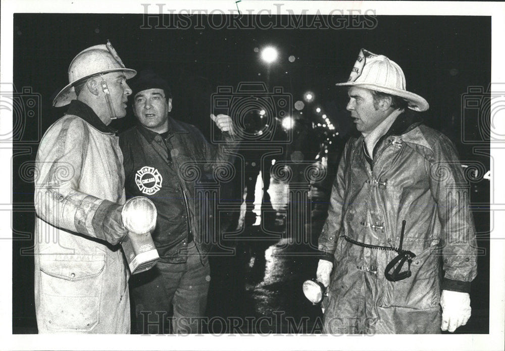 1980 Press Photo Fire Commissioner Richard Albrecht Debris residents death - Historic Images