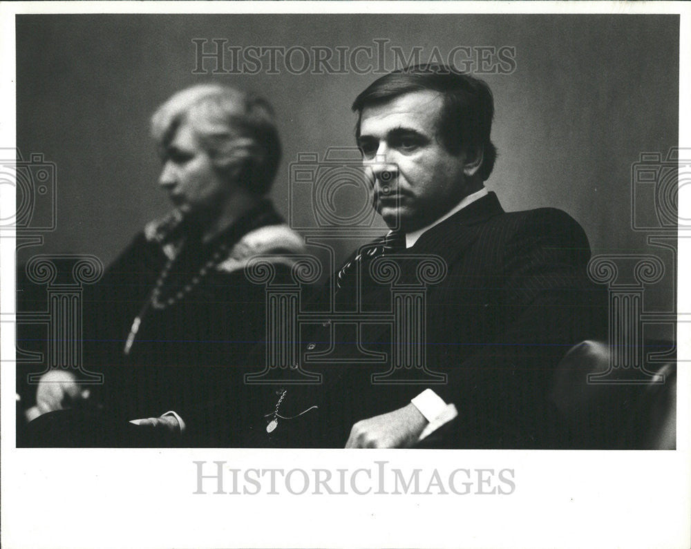 1978 Press Photo Fire Commissioner Richard Albrecht Wing City Council Chamber - Historic Images