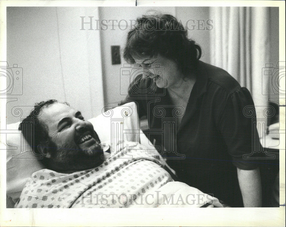 1984 Press Photo Chicago Police officer James Ahern wife Sharon Mary Hospital - Historic Images