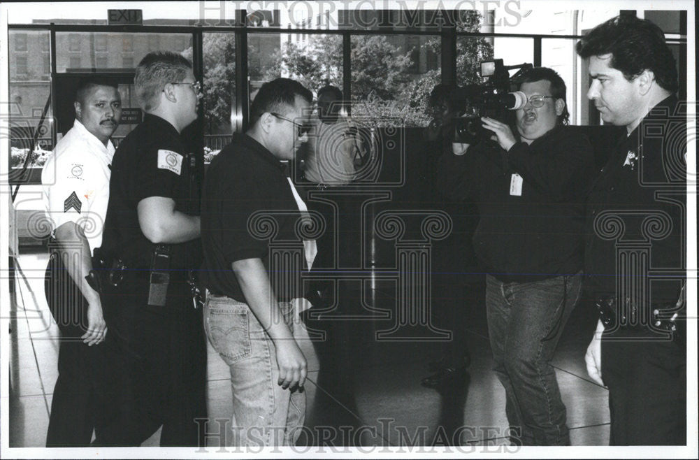1994 Press Photo Murder Suspect Gabriel Bedoya Cook Country Criminal Court - Historic Images