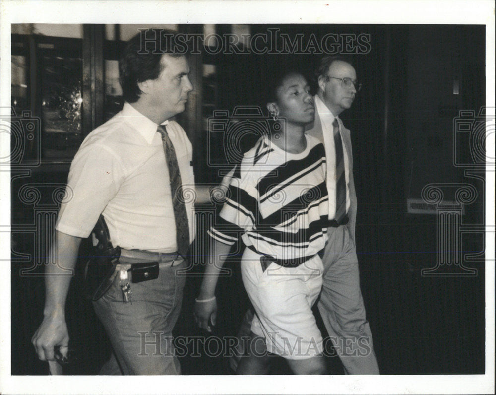 1991 Press Photo Murder Suspect Angela Becton escorted in to lockup. - Historic Images