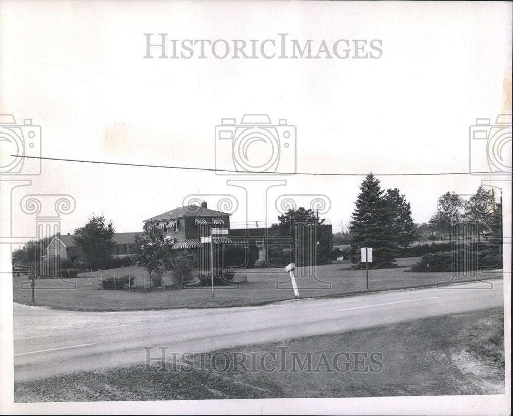 1960 Press Photo Landscaped Home of Albert Beckman - Historic Images