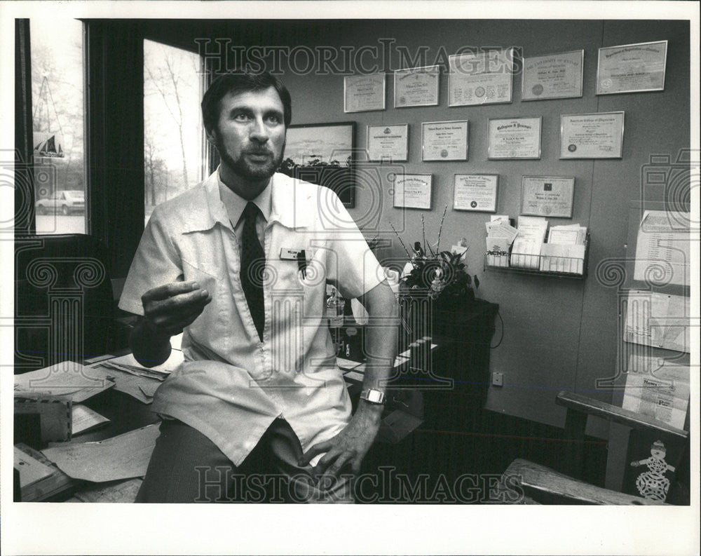 1985 Press Photo Doctor Bill Dam Fox Lake Mayor Illinois - Historic Images