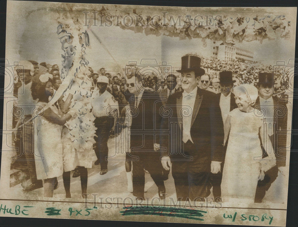 1968 Press Photo Carnival Atmosphere Vice President Hubert Mrs Humphrey Monrovia - Historic Images