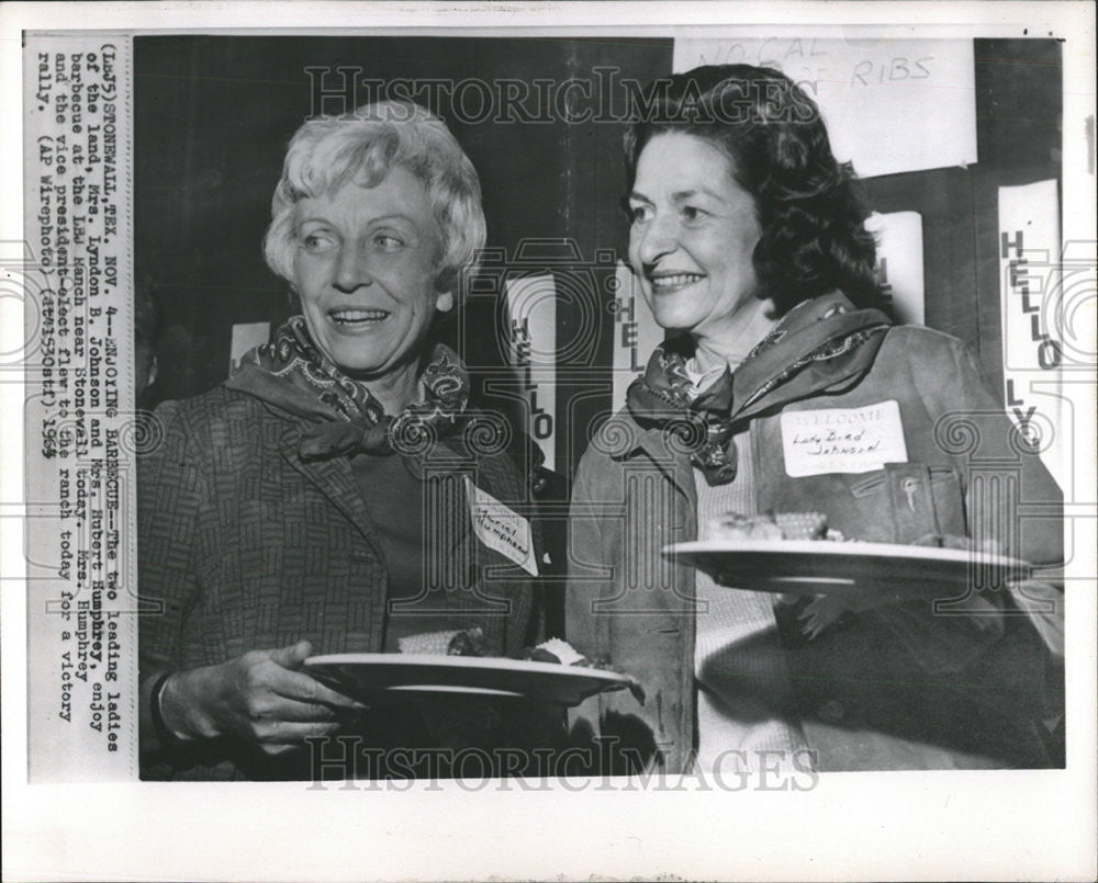 1963 Press Photo Lyndon Johnson Hubert Humphrey LBJ Ranch Stonewall Ladies - Historic Images