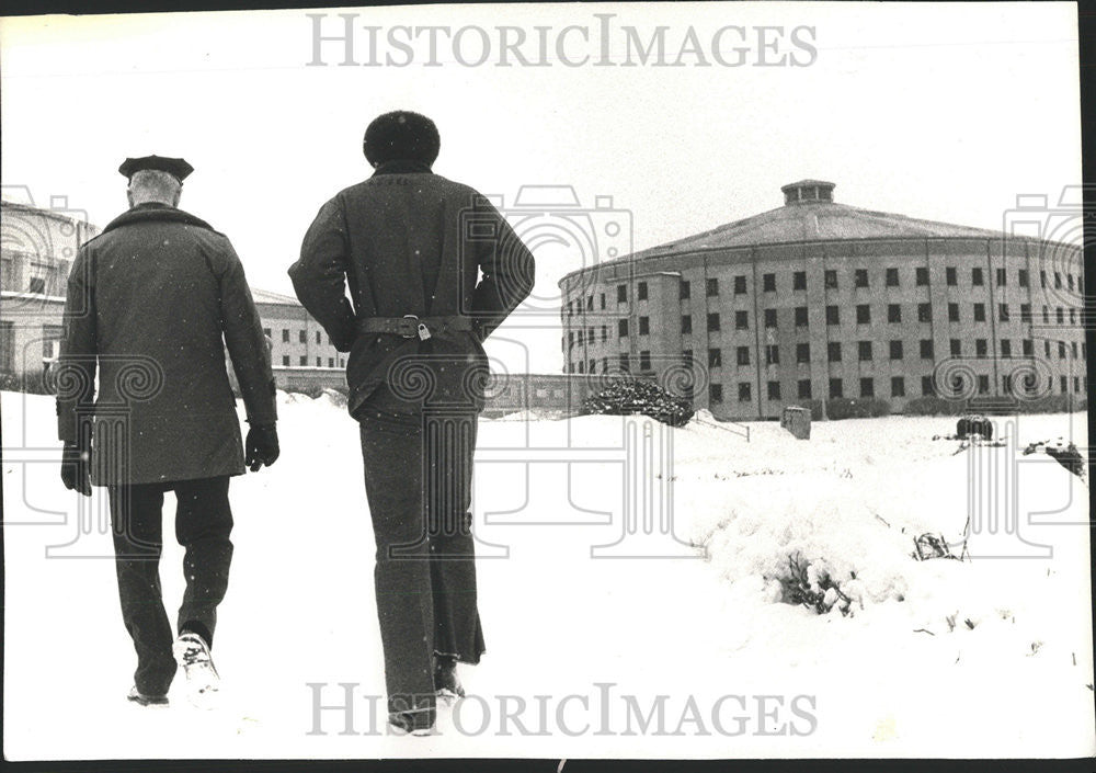 1985 Press Photo Correction Glen Micheal Murderer William Hill Walk Snow Hill - Historic Images