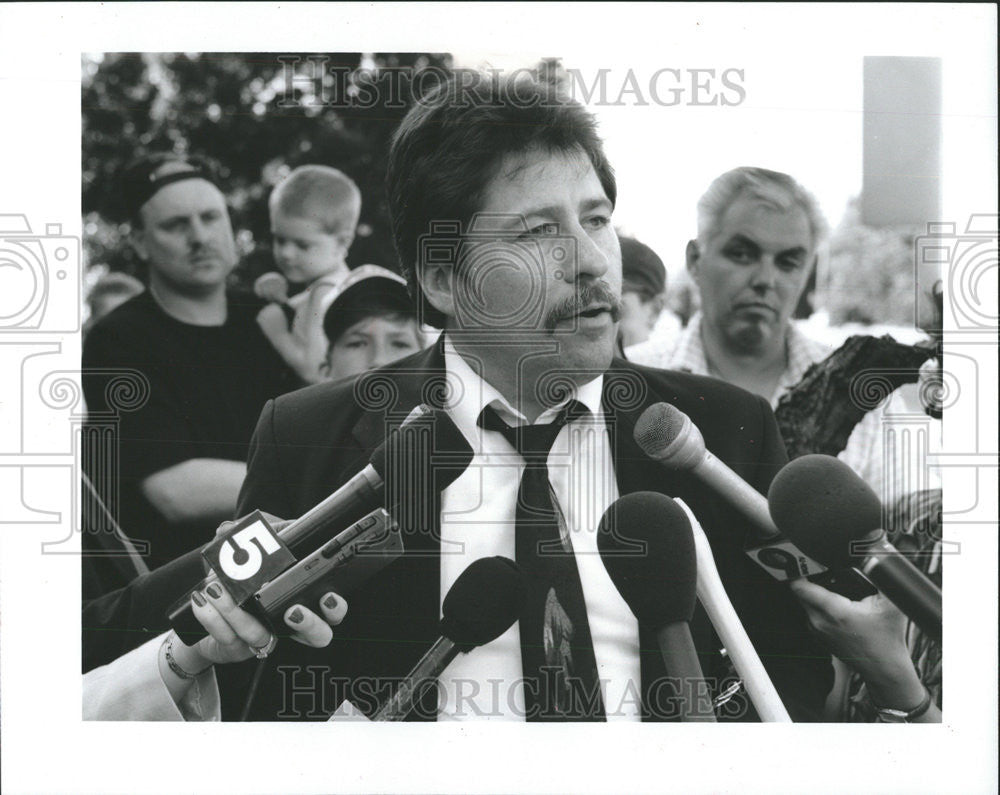 1993 Press Photo Earnest Hills, Public Information Officer - Historic Images