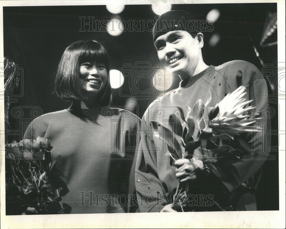 1986 Press Photo Malee Chompoo Kazuyoshi Hino plaudits Japanese Oriental Show - Historic Images