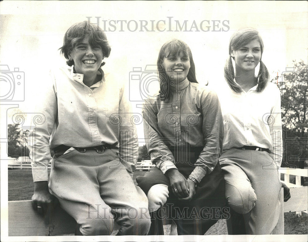 1965 Press Photo Three Misses Watching Horse Show at Barrington. - Historic Images